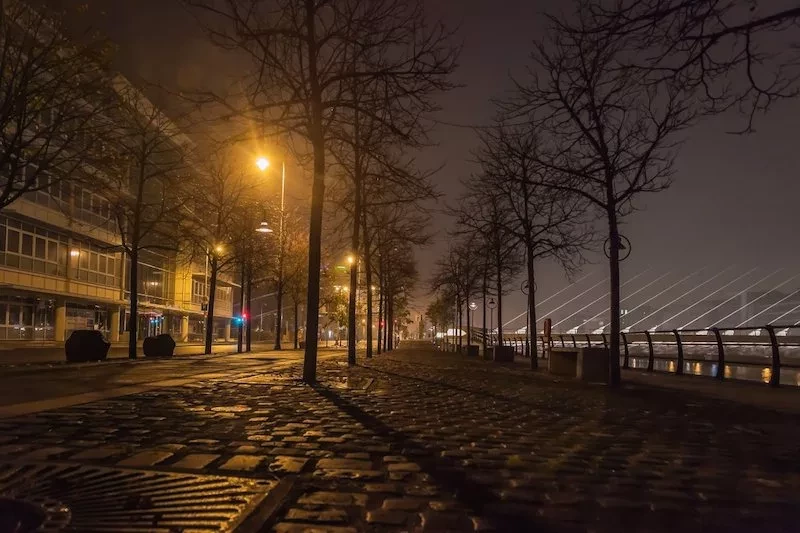 Rua de Dublin à noite