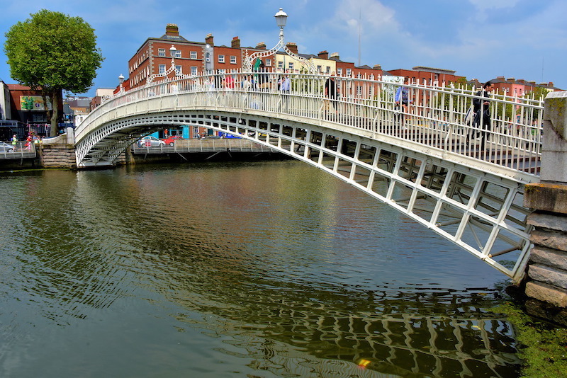 Ponte Ha'penny Bridge em Dublin