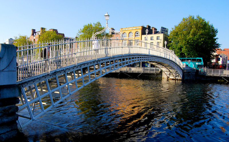 Ponte Ha'penny Bridge em Dublin