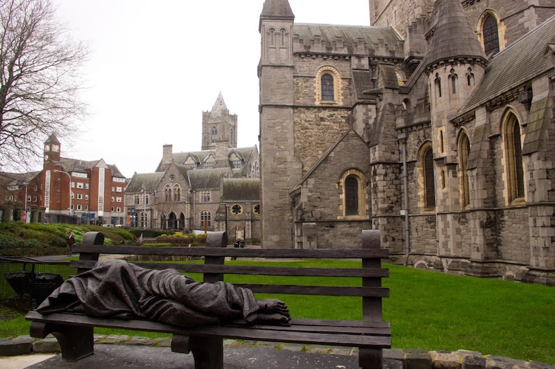Estátua em frente à Catedral da Santíssima Trindade em Dublin