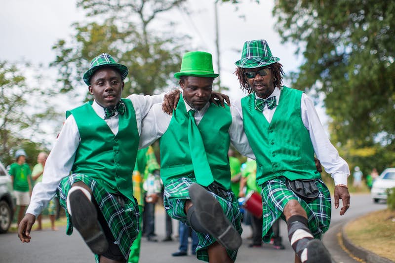 Como é celebrado o St Patrick's Day em Dublin: pessoas celebrando